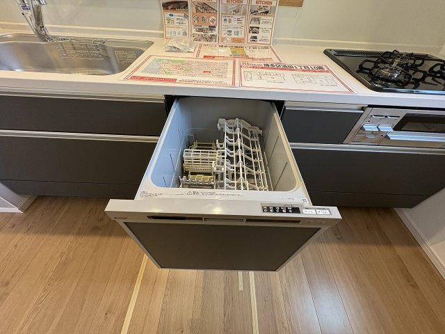 【キッチン】 | 福岡市博多区浦田1丁目10期　1号棟（全2棟）【仲介手数料無料・0円】 | 現地写真。食洗器が付いてます。