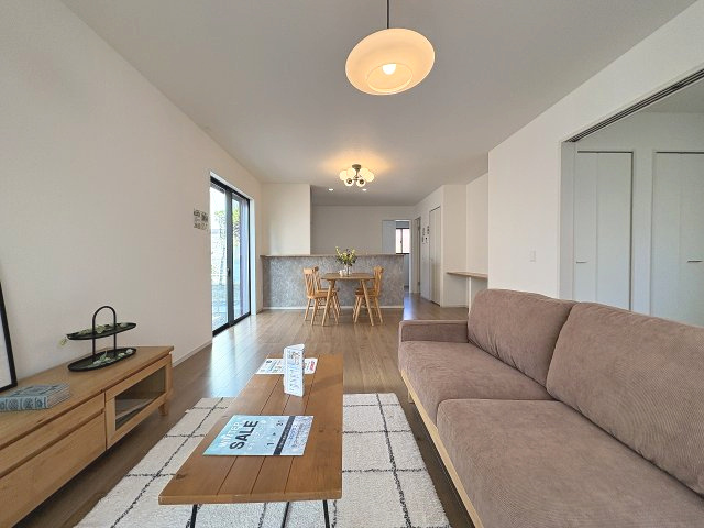 【居間・リビング】 | 福岡市博多区浦田1丁目10期　1号棟（全2棟）【仲介手数料無料・0円】 | 現地写真。リビングです。