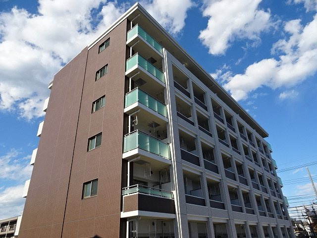 プラシード栄の外観