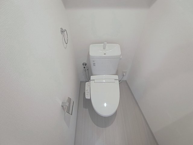 モダンアパートメント神戸湊川のトイレ|ウォシュレット。上部には棚完備