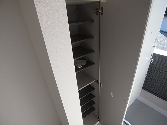 モダンアパートメント神戸湊川の玄関|玄関。シューズボックスも完備してます