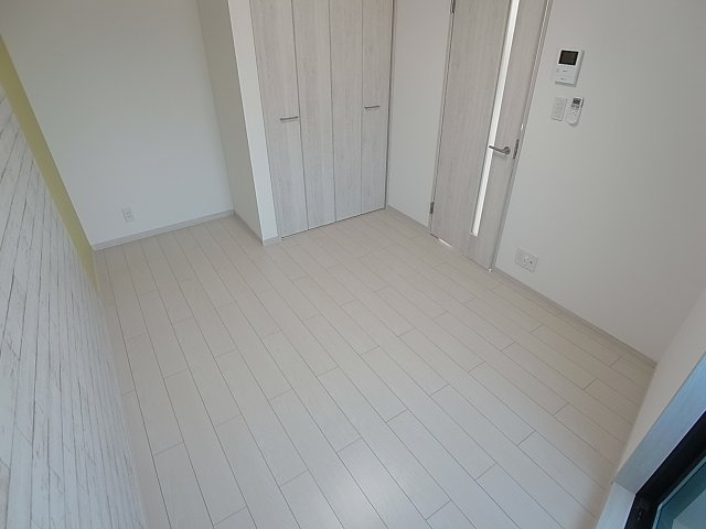 モダンアパートメント神戸湊川の居間・リビング|白を基調としたお洒落な室内