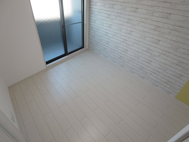 モダンアパートメント神戸湊川の洋室|アクセントクロスがお洒落な空間を演出してます