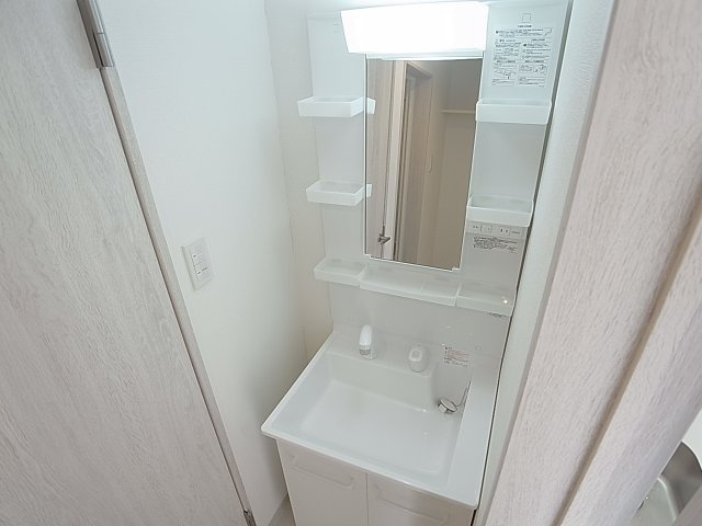 モダンアパートメント神戸湊川の独立洗面台|シャンプードレッサー完備