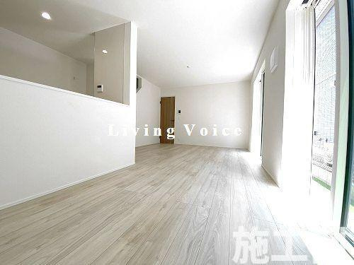 【居間・リビング】 | 【仲介手数料０円】厚木市まつかげ台　新築一戸建て | 厚木市まつかげ台　新築一戸建て
