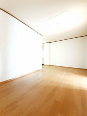 【内装】 | サンライズコート | 明るい色調の室内です