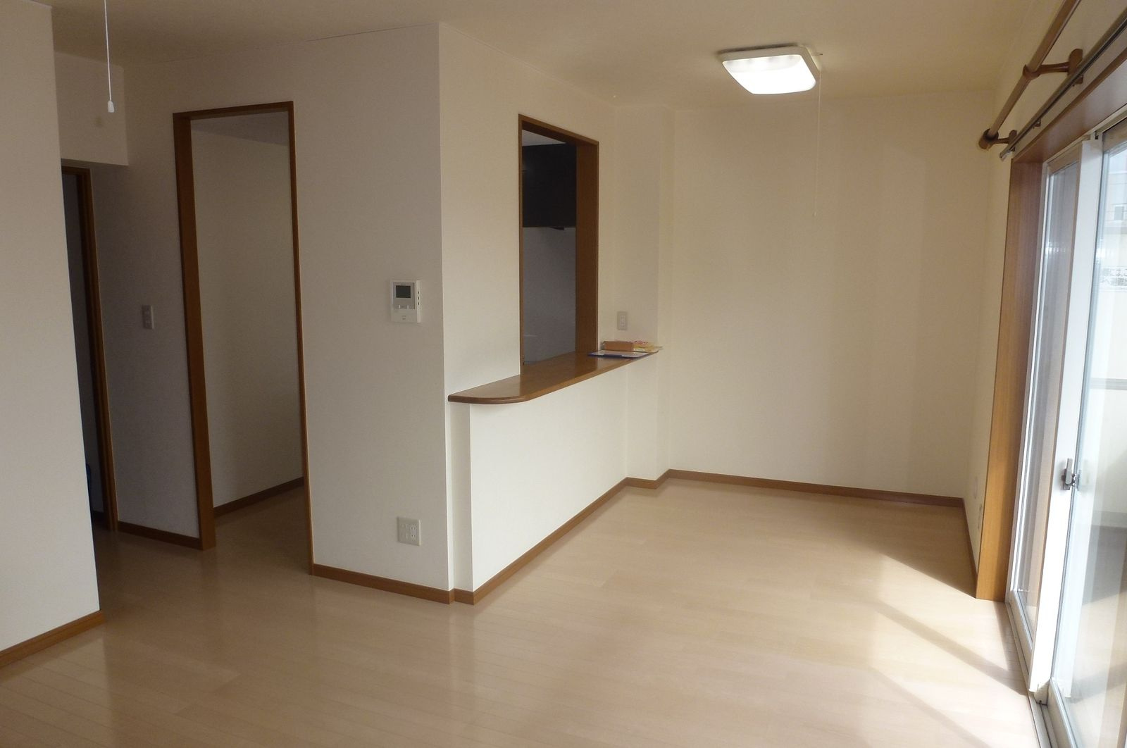 THE BOLASの居間・リビング|南向きの大きな窓で明るい陽射しが入ります