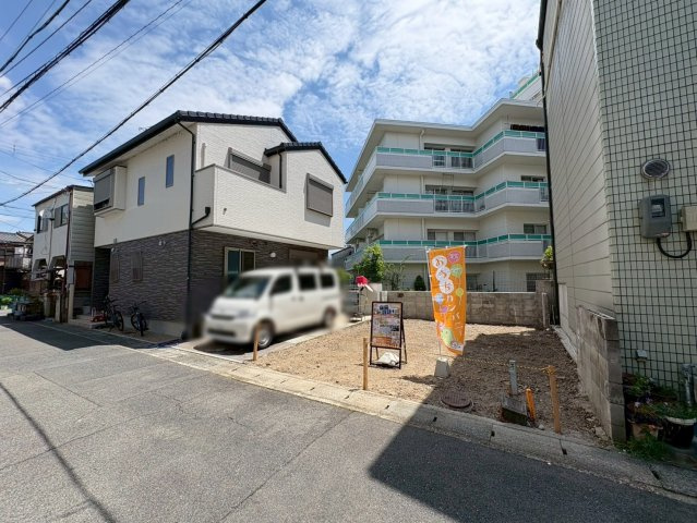 西京極徳大寺団子田町　建築条件無土地の前面道路含む現地写真|前道５ｍと見通し良好です。閑静な住宅地となっており、徒歩４分のところには緑豊かな広々とした公園もございます♪（R8.5撮影）