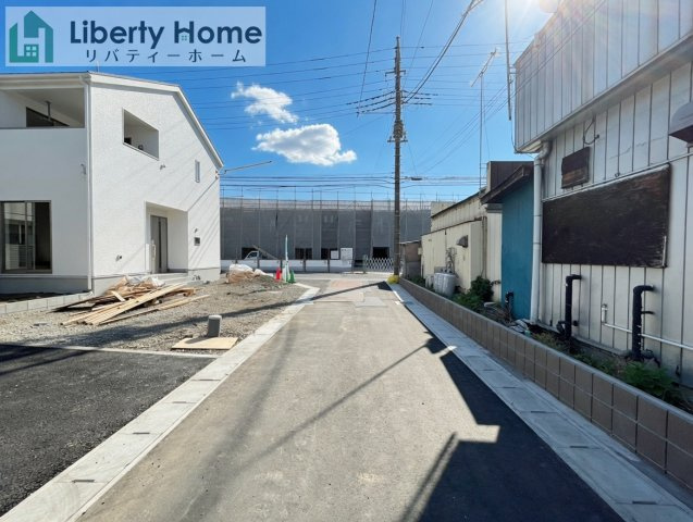 茨城町長岡第4　新築戸建　2号棟の前面道路含む現地写真