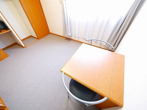 レオパレスあやめ池疋田のその他|イスやデスクもついてます