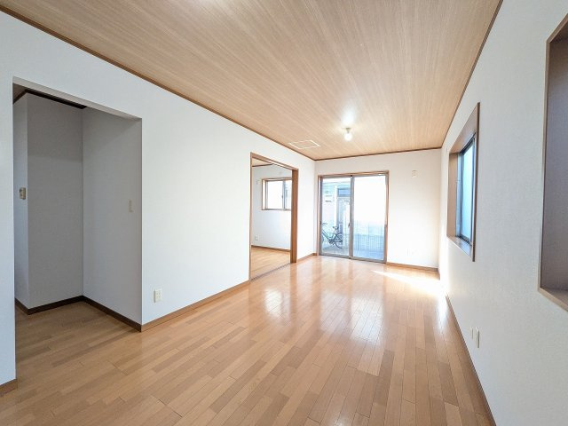 八王子市　大和田町　中古戸建ての居間・リビング|～14.68帖の明るいLDKで、家族団欒の時間をお過ごしいただけます～