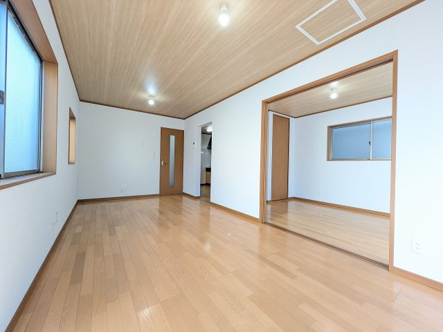 八王子市　大和田町　中古戸建ての内装|～14.68帖の明るいLDKで、家族団欒の時間をお過ごしいただけます～