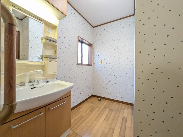 八王子市　大和田町　中古戸建ての脱衣所|～窓付きで明るい洗面所　換気もしやすいです～