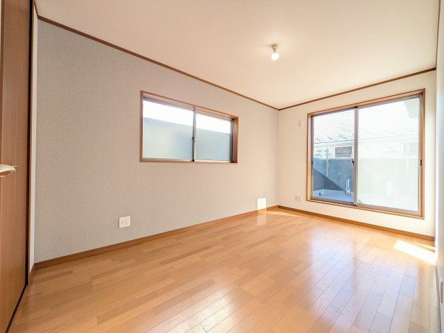 八王子市　大和田町　中古戸建ての洋室|～2階バルコニーに面している6.18帖の洋室です～