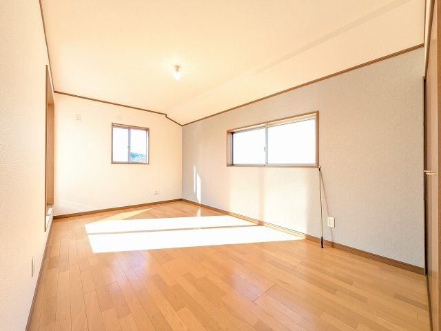 八王子市　大和田町　中古戸建ての寝室|～2階7.5帖の主寝室　ベッドなど大型k具のレイアウトもしやすい広さです～