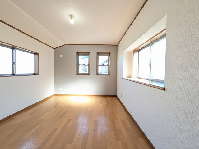 八王子市　大和田町　中古戸建ての子供部屋|～2階6.5帖の洋室　2面採光で明るく風通しの良いお部屋です～