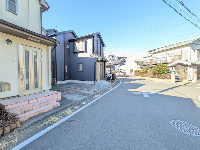 八王子市　大和田町　中古戸建ての前面道路含む現地写真|～北側6ｍ道路に面しています～