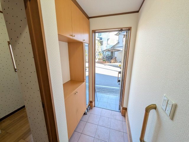 八王子市　大和田町　中古戸建ての玄関|～大容量収納可能、コの字型のシューズボックス～