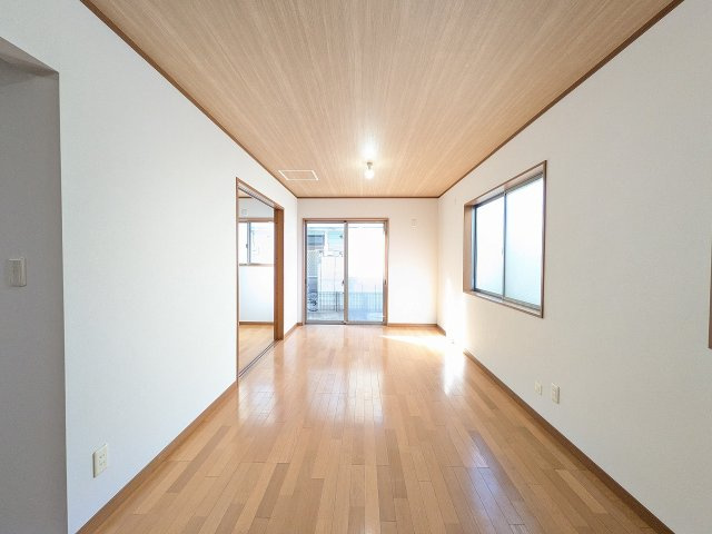 八王子市　大和田町　中古戸建ての居間・リビング|～14.68帖の明るいLDKで、家族団欒の時間をお過ごしいただけます～