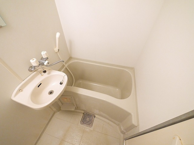 レオパレスエザーンスの浴室|コンパクトで使いやすいお風呂です