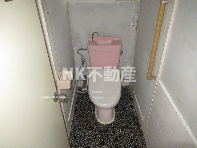 【トイレ】 | 中小阪2丁目テラスハウス（八戸ノ里賃貸） | 落ち着いた色調のトイレです