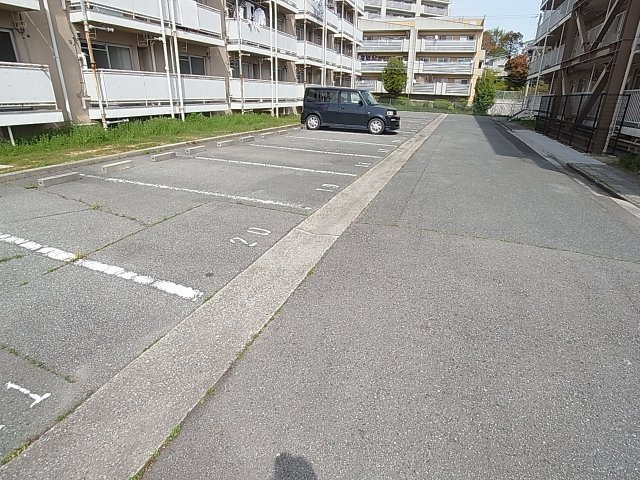 ビレッジハウス鈴蘭台2号棟の駐車場|平面の敷地内駐車場空き有り