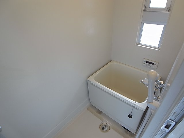 ビレッジハウス鈴蘭台2号棟の浴室|窓付で換気も良好なバスルーム