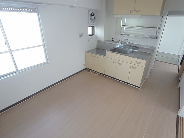 ビレッジハウス鈴蘭台2号棟の内装|開放感の有る室内