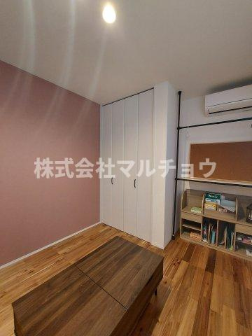 中三栖戸建ての子供部屋|お子さんと一緒に遊べます