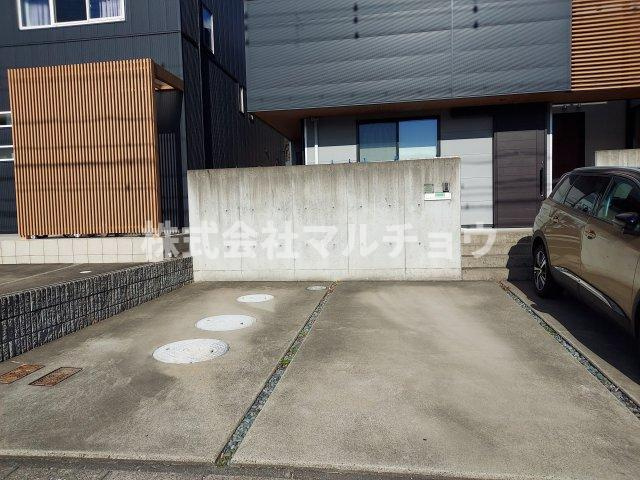 中三栖戸建ての駐車場|車をお持ちの方に嬉しい駐車場付きの物件です