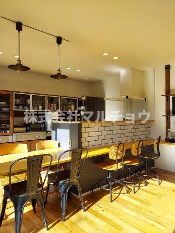 中三栖戸建ての居間・リビング|ゆったり過ごせる居間です