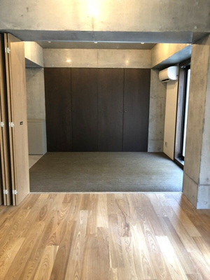 【居間・リビング】 | 三組坂flat | こちらのリビングで趣味の時間をお楽しみください