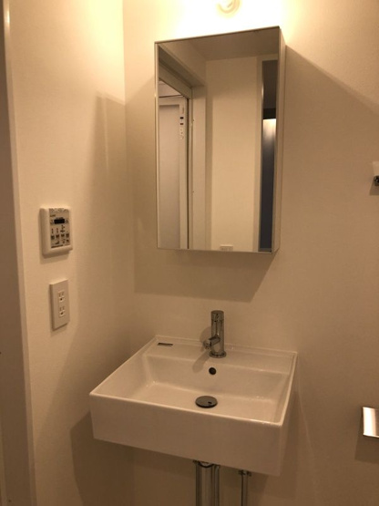 【独立洗面台】 | 三組坂flat | 独立洗面台、小物を置くことができて便利です