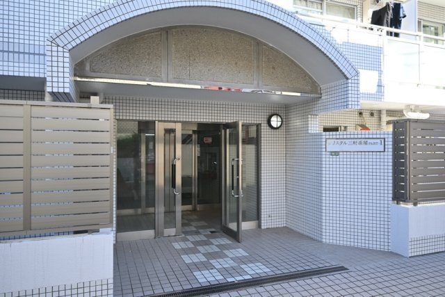 クリスタル三軒茶屋PART-1　分譲賃貸　角部屋　オートロックのエントランス