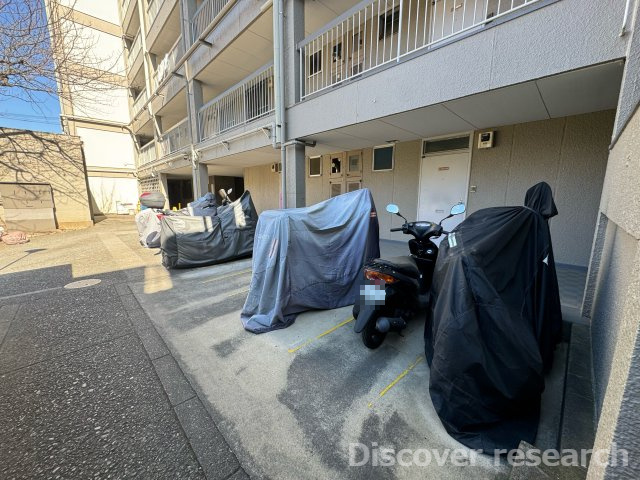 府中コーポラスの駐車場