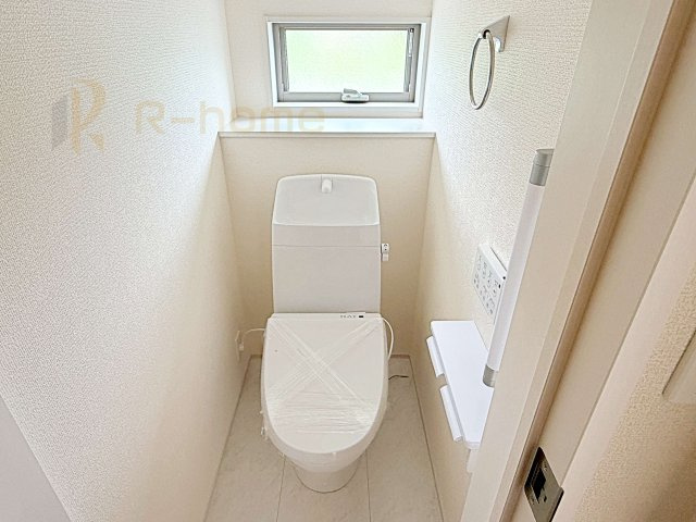 第1土浦市木田余東台　新築戸建て　1号棟のトイレ|温水洗浄便座付きのトイレ。
トイレが２ヵ所設置で朝の忙しい時間でも安心です。