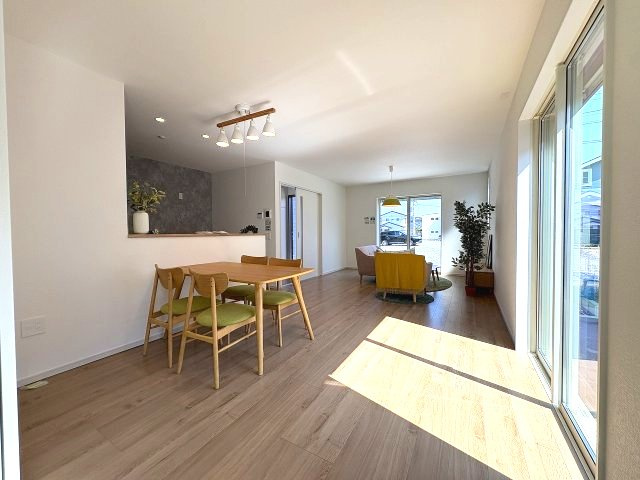 【居間・リビング】 | 福岡市東区三苫2丁目6期7期・平屋　5号棟（全5棟）【仲介手数料無料・0円】 | 現地写真。