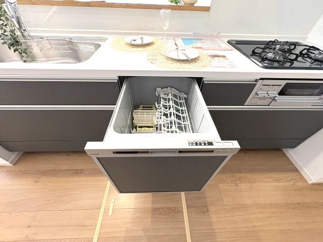 【キッチン】 | 福岡市東区三苫2丁目6期7期・平屋　5号棟（全5棟）【仲介手数料無料・0円】 | 現地写真。食洗器が付いてます。