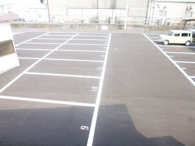 シャーメゾン中尾の駐車場