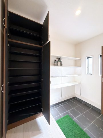 【収納】 | 渋川市半田　新築住宅 | 広々とした玄関収納！ベビーカーやアウトドア用品などもたっぷり収納できます。