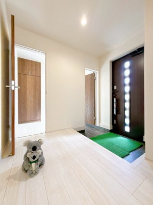 【玄関】 | 渋川市半田　新築住宅 | 住まう人の帰り、訪れる人を優しく迎える安らぎに満ちた空間　上質感あふれるエントランス