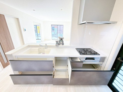 【キッチン】 | 渋川市半田　新築住宅 | 忙しい毎日にうれしい、広々としたシステムキッチン。
収納たっぷりで調理器具も調味料もまとめて収納できます。