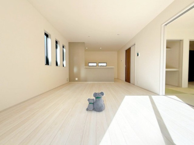 【居間・リビング】 | 渋川市半田　新築住宅 | 開放感あふれるリビング・ダイニングは、光と風を感じながら過ごせる心地よい空間。インテリアの映える落ち着いたデザインで、ゆとりある毎日を演出します。