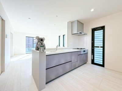 【キッチン】 | 渋川市半田　新築住宅 | お料理をしながら家族との会話が楽しめる対面キッチン。リビングで遊ぶお子様を見守りながらお料理が出来ます。出来上がったお料理や後片付けを手伝ってもらうなど家事分担ができます。