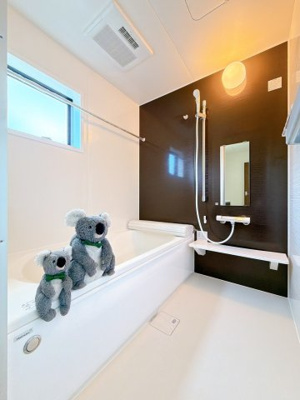 【浴室】 | 渋川市半田　新築住宅 | ほどよい優しいライトに包まれたバスルーム。香りの良いバスソルトに身をまかせ、浴槽でゆっくりと深呼吸。一日の疲れが癒されます。