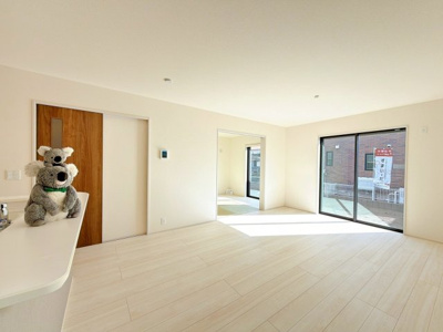 【居間・リビング】 | 渋川市半田　新築住宅 | 気がづけば家族が集まって楽しい会話と食事が始まる。皆で笑って過ごす幸せ溢れるリビング。