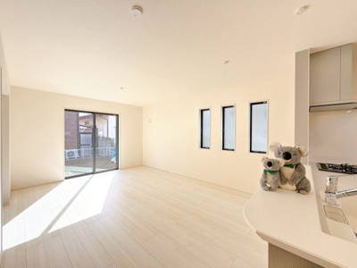 【居間・リビング】 | 渋川市半田　新築住宅 | 窓からのあたたかい光をあびながらの朝食。今日も一日がんばれそう！と思えるリビング。