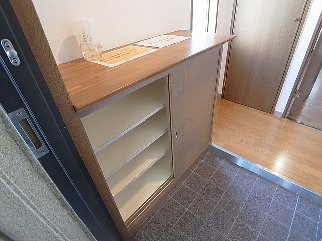 パールハイツ三輪の玄関|玄関にはシューズボックスも有ります