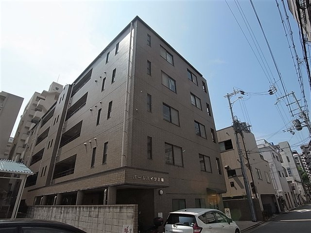 パールハイツ三輪の外観|交通便利な立地に建つタイル張りのマンション