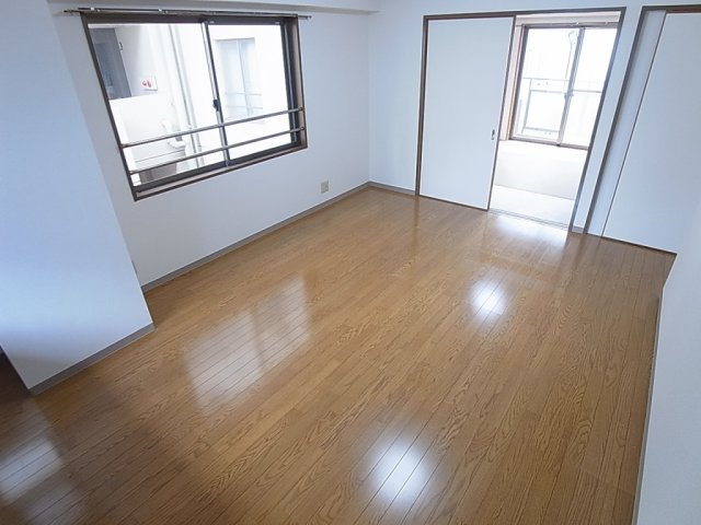 パールハイツ三輪の居間・リビング|日当たりの良い綺麗なリビングスペース